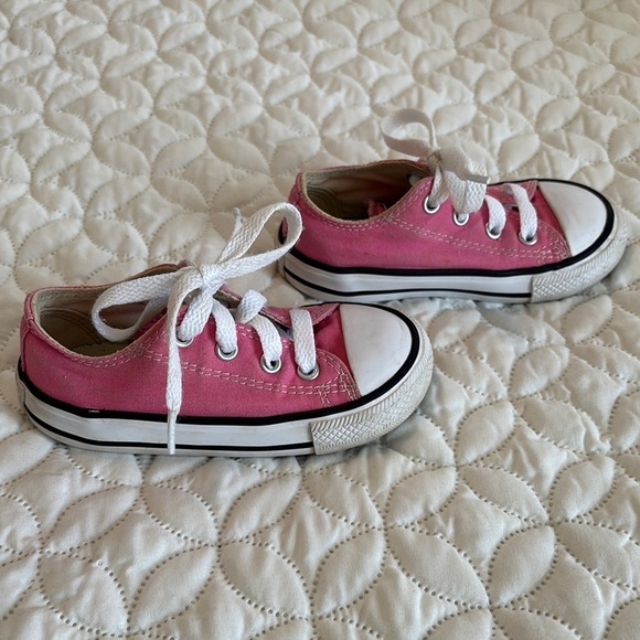 Converse Pink and White Low-Top Kids Sneakers Size 7 EUC! - Picture 4 of 9